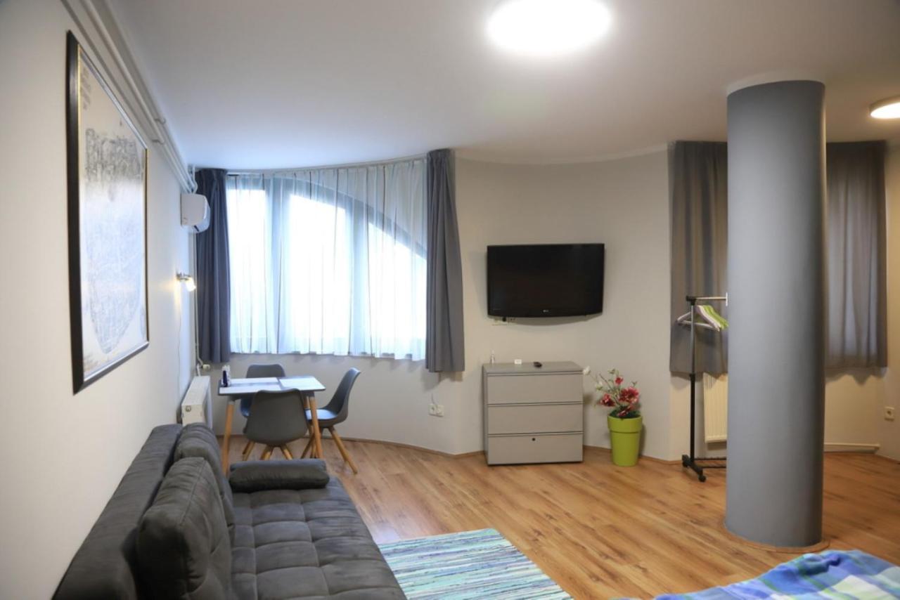 Ferienwohnung Studio Gold Apartman Pécs Exterior foto